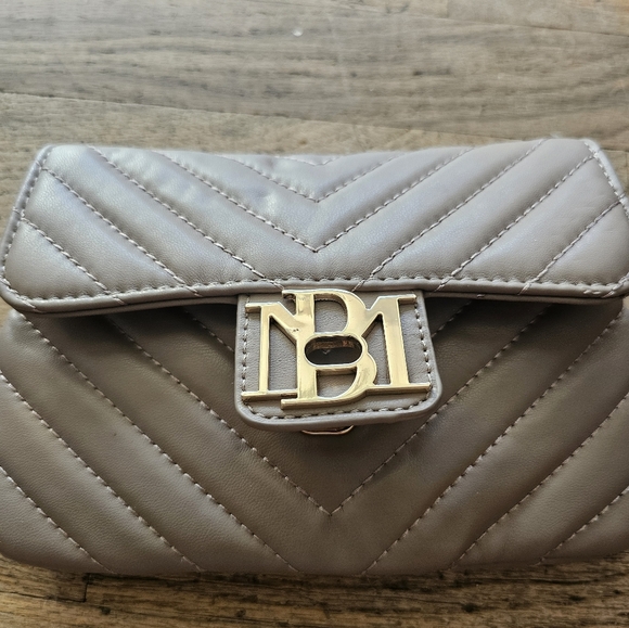 Elegant Tan Badgley Mischka Crossbody Purse - Picture 2 of 4